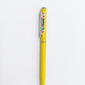 Penna a sfera fusto giallo con etichetta bianca scritta I Love Bahja cuore rosso e bandiera italiana clip cromata