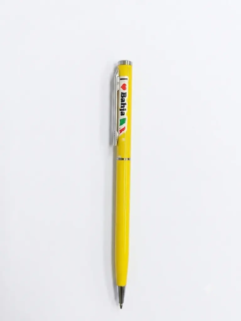 Penna a sfera fusto giallo con etichetta bianca scritta I Love Bahja cuore rosso e bandiera italiana clip cromata