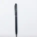 Penna a sfera metallo nero opaco con scritta I Love Calabria e bandiera italiana tricolore, finiture cromate, vista frontale su sfondo bianco.