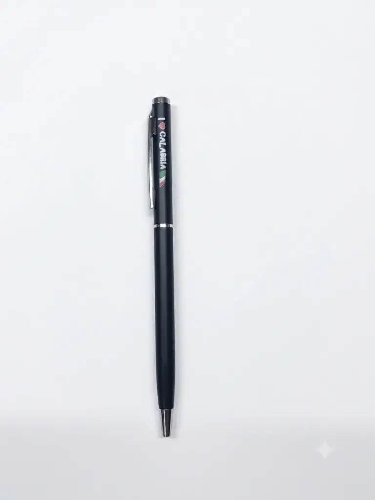 Penna a sfera metallo nero opaco con scritta I Love Calabria e bandiera italiana tricolore, finiture cromate, vista frontale su sfondo bianco.
