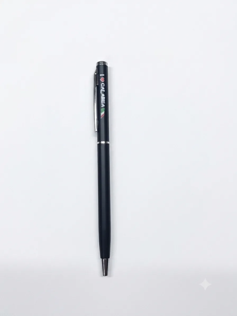 Penna a sfera metallo nero opaco con scritta I Love Calabria e bandiera italiana tricolore, finiture cromate, vista frontale su sfondo bianco.