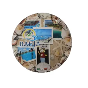 Piattino ceramica con logo Villaggio Bahja, collage fotografico mare e piscine, bordo conchiglie