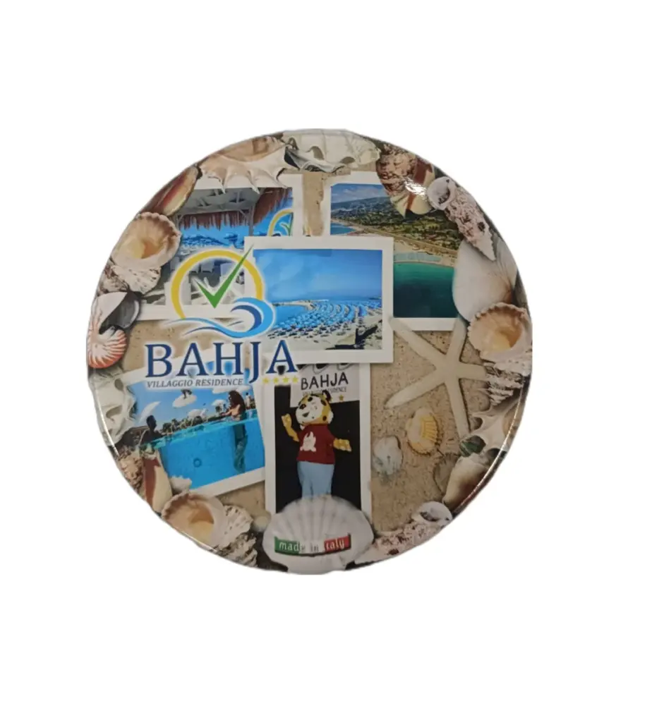 Piattino ceramica con logo Villaggio Bahja, collage fotografico mare e piscine, bordo conchiglie