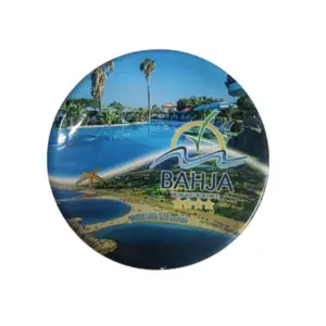 Piattino ceramica lucida con fotografia aerea piscina Villaggio Bahja, palme e logo dorato