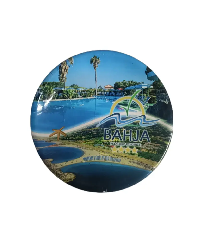 Piattino ceramica lucida con fotografia aerea piscina Villaggio Bahja, palme e logo dorato