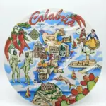 Piatto ceramica rotondo con mappa illustrata Calabria, scritta rossa Calabria, peperoncini, Bronzi di Riace, danzatori in costume e cinque province