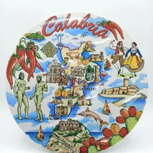 Piatto ceramica rotondo con mappa illustrata Calabria, scritta rossa Calabria, peperoncini, Bronzi di Riace, danzatori in costume e cinque province