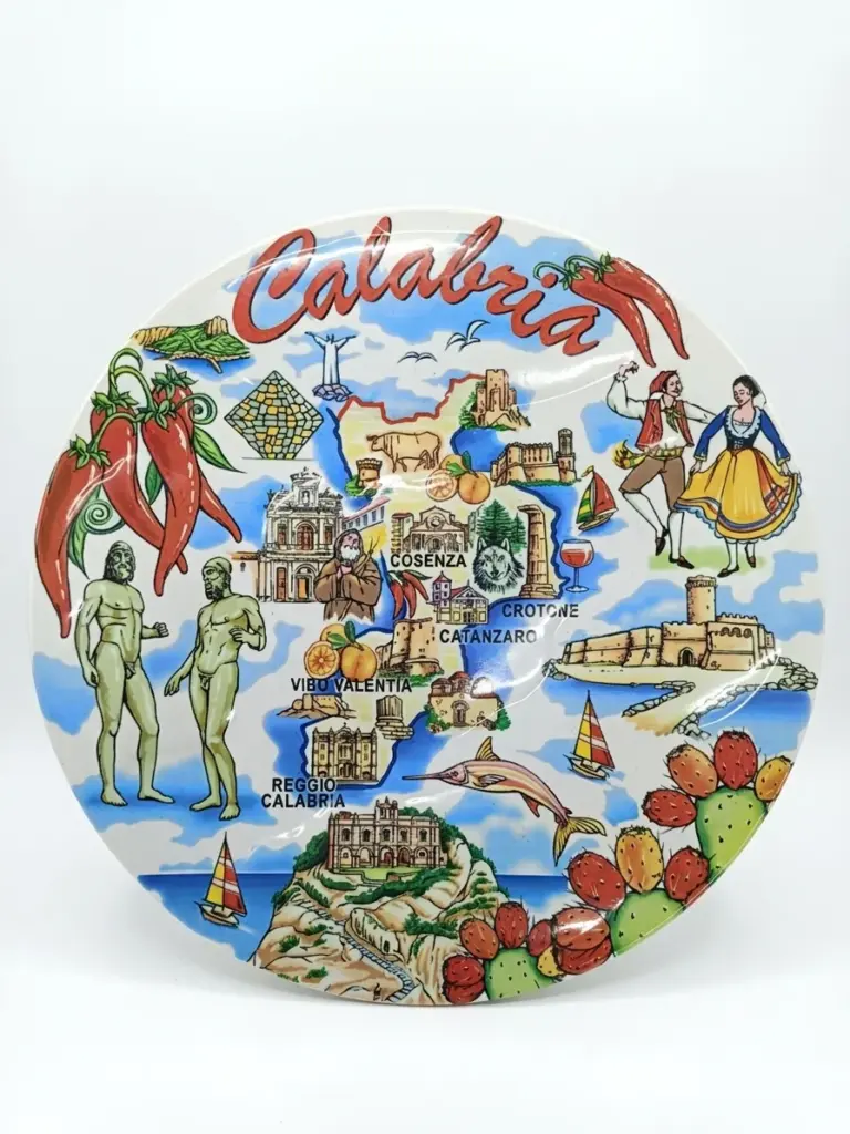 Piatto ceramica rotondo con mappa illustrata Calabria, scritta rossa Calabria, peperoncini, Bronzi di Riace, danzatori in costume e cinque province