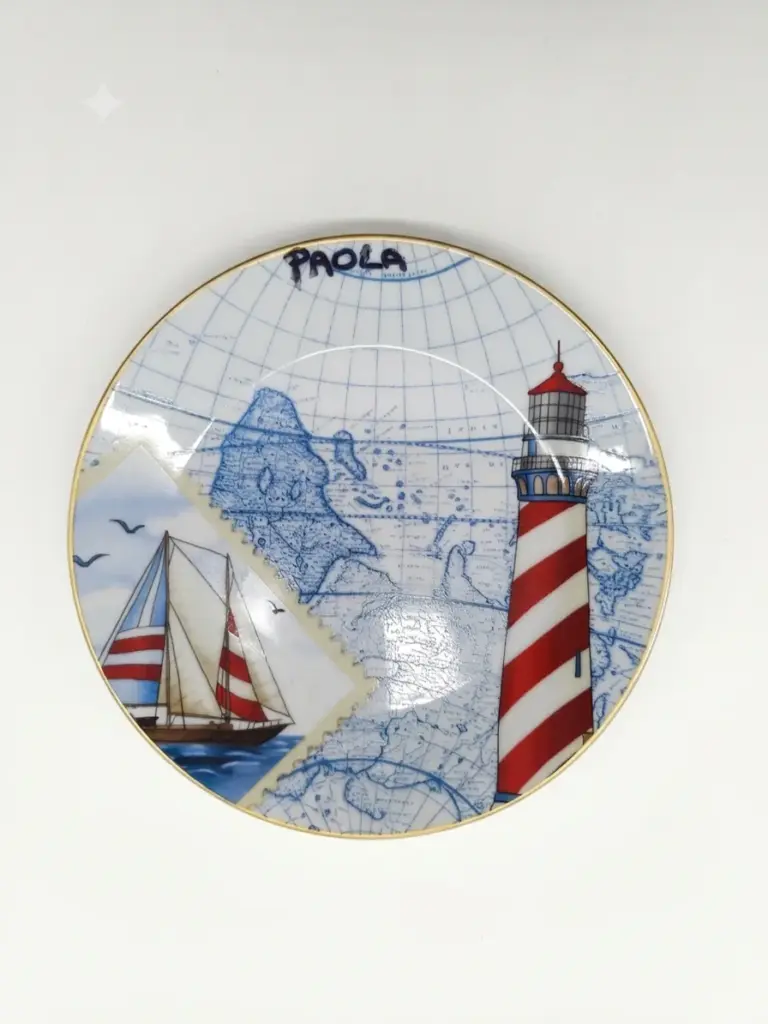 Piatto ceramica decorativo mappa nautica blu, faro a strisce rosse e bianche, barca a vela, scritta PAOLA, bordo dorato