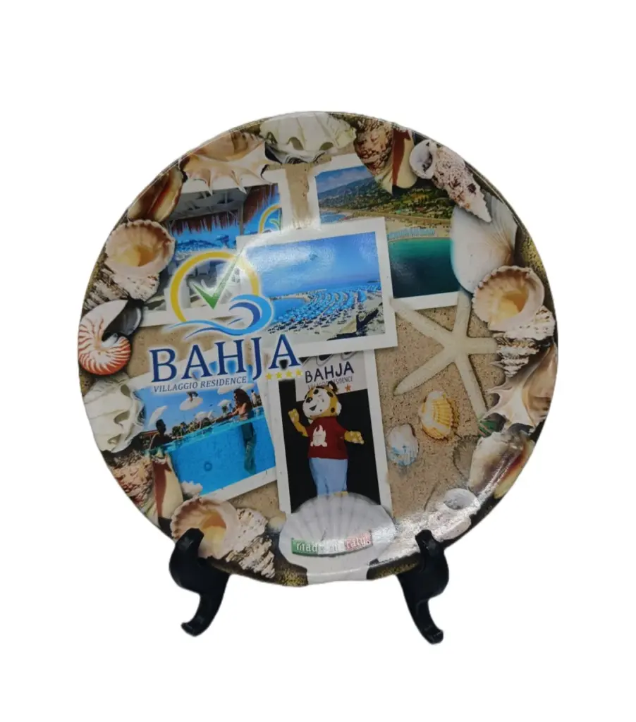 Piatto ceramica decorativo Villaggio Bahja con collage foto mare piscine conchiglie supporto