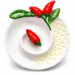 Piatto ceramica bianca con tre peperoncini rossi a rilievo sul bordo, foglie verdi, bordo intrecciato bianco e giallo, peperoncino al centro.