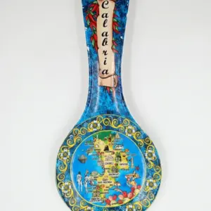 Poggiamestolo ceramica blu, mappa Calabria al centro, motivi floreali gialli sul bordo, peperoncini e scritta Calabria sul manico