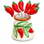 Porta stuzzicadenti in ceramica bianca con peperoncini rossi in rilievo e foglie verdi, con forchettine a forma di peperoncino