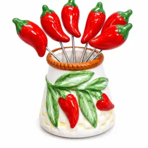 Porta stuzzicadenti in ceramica bianca con peperoncini rossi in rilievo e foglie verdi, con forchettine a forma di peperoncino