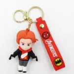 Portachiavi doppio con ciondolo chibi capelli rosso-arancio, nastro rosso con scritta Avengers, simbolo Spider-Man e simbolo Batman, anelli dorati