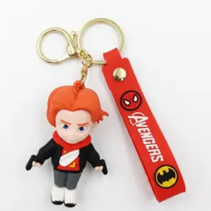 Portachiavi doppio con ciondolo chibi capelli rosso-arancio, nastro rosso con scritta Avengers, simbolo Spider-Man e simbolo Batman, anelli dorati