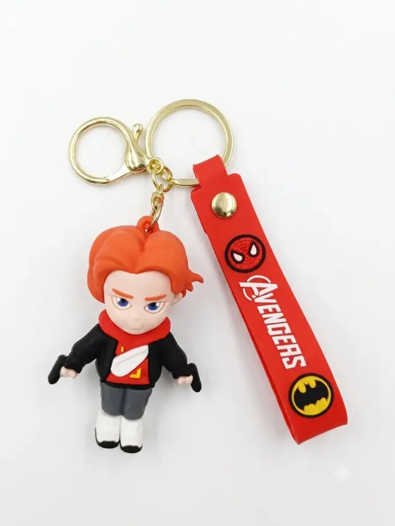 Portachiavi doppio con ciondolo chibi capelli rosso-arancio, nastro rosso con scritta Avengers, simbolo Spider-Man e simbolo Batman, anelli dorati