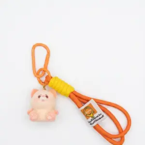 Portachiavi con moschettone arancione, cordino paracord bicolore arancione-giallo e ciondolo gattino morbido color pesca con dettagli rosa
