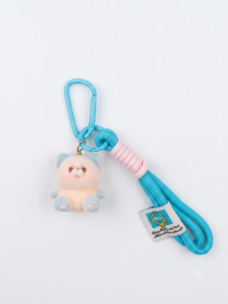 Portachiavi gattino kawaii floccato crema con orecchie e zampe grigio-azzurre, cordino intrecciato turchese e rosa, moschettone azzurro
