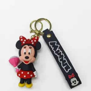Portachiavi Minnie in gomma, fiocco rosso a pois, gonna rossa, mazzetto di fiori rosa, targhetta nera MINNIE e doppio anello dorato