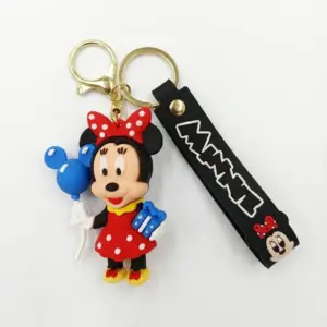 Portachiavi con figura Minnie in vestito rosso a pois, palloncino blu sagomato, targhetta nera scritta MINNIE e moschettone dorato