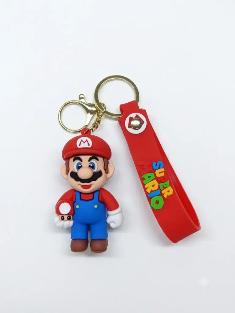 Portachiavi Super Mario: figura 3D con cappello rosso e salopette blu che regge un fungo rosso, cinturino in silicone rosso con scritta multicolore