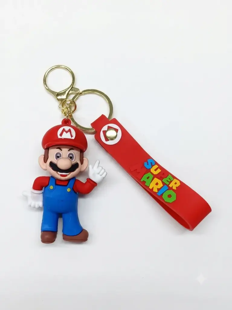 Portachiavi Super Mario Modello 2 con figura 3D in PVC rosso e blu, cinturino silicone rosso con scritta SUPER MARIO multicolore e moschettone dorato