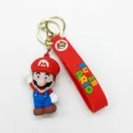 Portachiavi Super Mario figura tridimensionale in gomma rossa e blu con cinturino rosso scritta SUPER MARIO multicolore e moschettone dorato