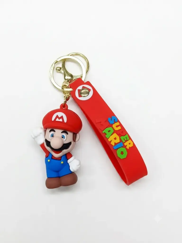 Portachiavi Super Mario figura tridimensionale in gomma rossa e blu con cinturino rosso scritta SUPER MARIO multicolore e moschettone dorato