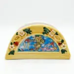 Portatovaglioli ceramica semicerchio base gialla con mappa illustrata Calabria scritta rossa su sfondo azzurro, decorazioni verdi e rosse a rilievo
