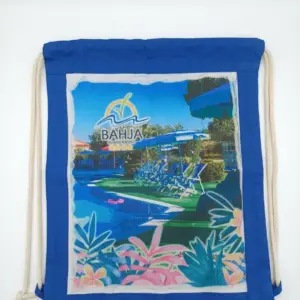 Sacca zaino blu con coulisse in corda beige, stampa fotografica piscina Villaggio Bahja, decorazioni floreali stilizzate in primo piano