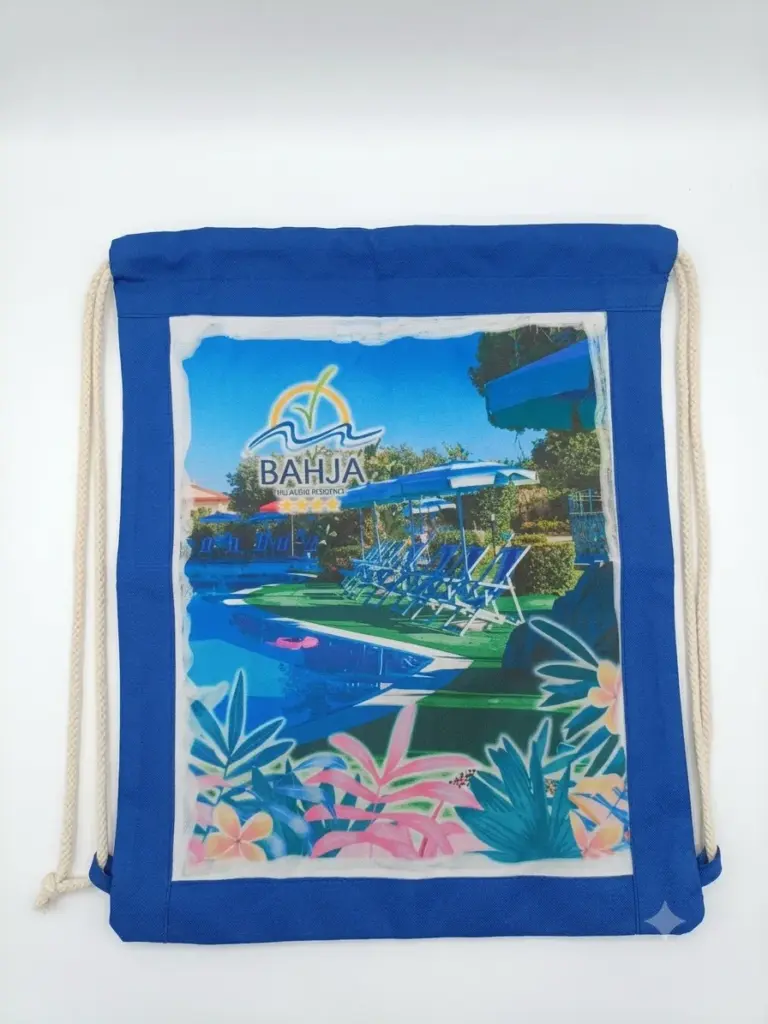 Sacca zaino blu con coulisse in corda beige, stampa fotografica piscina Villaggio Bahja, decorazioni floreali stilizzate in primo piano