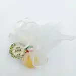 Sapone vegetale ovale giallo paglierino Bahja avvolto in organza bianca con tag rotonda Limone Bahja e nastro tricolore italiano