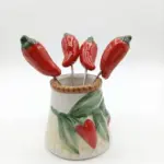 Set forchettine da aperitivo con terminale a peperoncino rosso in ceramica e portaforchettine bianco con rilievi di peperoncini e foglie verdi