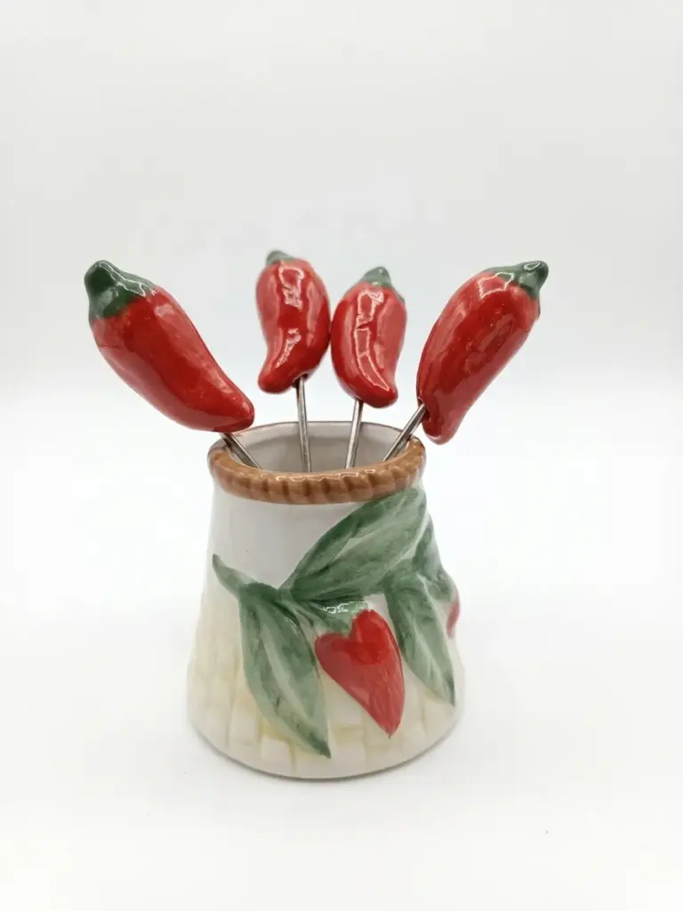 Set forchettine da aperitivo con terminale a peperoncino rosso in ceramica e portaforchettine bianco con rilievi di peperoncini e foglie verdi