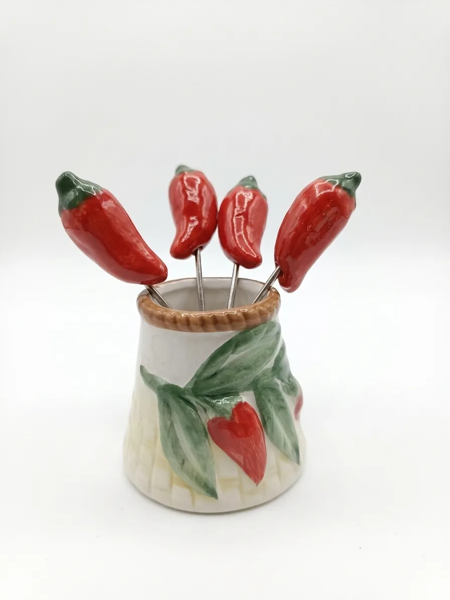Set forchettine da aperitivo con terminale a peperoncino rosso in ceramica e portaforchettine bianco con rilievi di peperoncini e foglie verdi