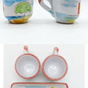 Set da caffè in ceramica: due tazzine con ombrellone verde e mare azzurro, vassoio con fico d'India verde, vela e scritta BAHJA, bordo rosso corallo
