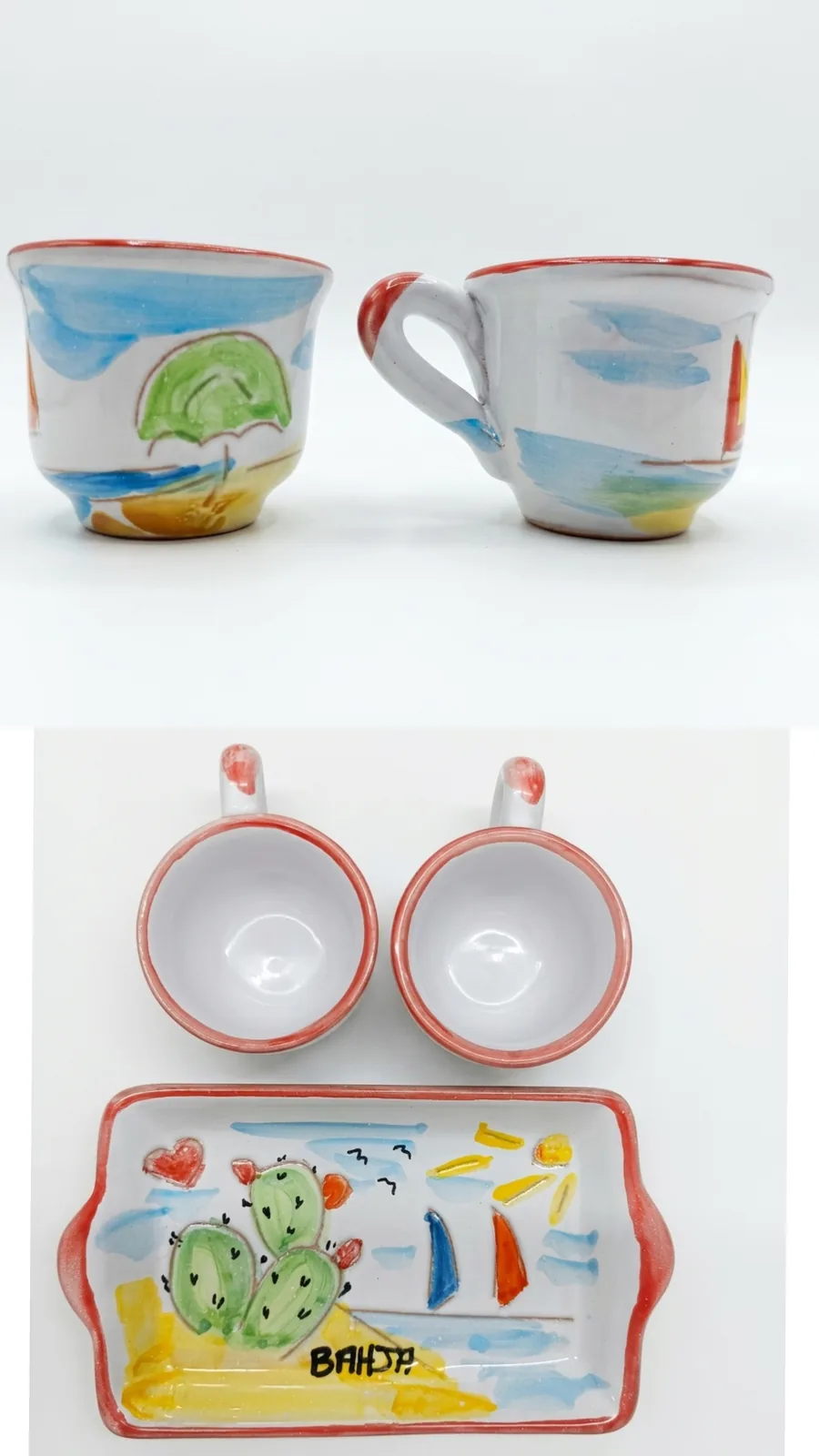 Set da caffè in ceramica: due tazzine con ombrellone verde e mare azzurro, vassoio con fico d'India verde, vela e scritta BAHJA, bordo rosso corallo