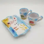 Set ceramica due tazzine da caffè e vassoio rettangolare bianco con decori azzurri, faro, sole e scritta Calabria