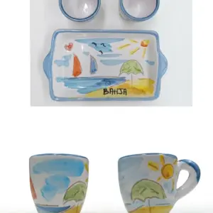 Set due tazzine e vassoio rettangolare in ceramica bianca, bordo azzurro, decorazione con barche a vela, ombrellone verde, sole giallo e scritta BAHJA