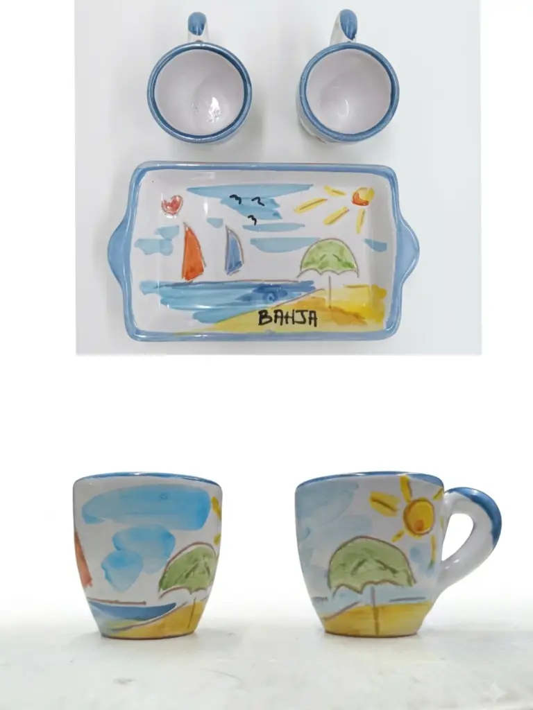 Set due tazzine e vassoio rettangolare in ceramica bianca, bordo azzurro, decorazione con barche a vela, ombrellone verde, sole giallo e scritta BAHJA