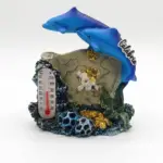 Soprammobile resina delfino blu base fondale marino coralli glitter dorati termometro scritta Calabria