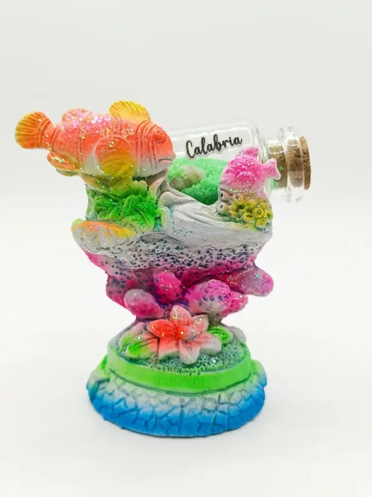 Soprammobile in resina Calabria con pesce arancione glitterato, coralli rosa, alga verde e bottiglietta vetro con scritta Calabria