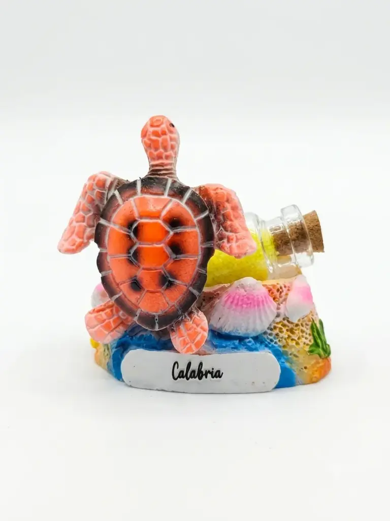 Soprammobile in resina: tartaruga arancione, fondale azzurro, conchiglie rosa, coralli e bottiglietta sabbia gialla. Scritta Calabria.