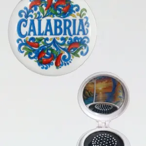 Specchietto tascabile rotondo bianco con peperoncini rossi, volute blu e scritta Calabria; interno con spazzolina nera