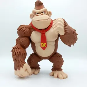 Statuetta 3D in PLA di Donkey Kong con pelliccia marrone a ciuffi, petto beige, cravatta rossa e sigla DK gialla, pugno alzato