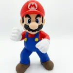 Statuetta Super Mario in PLA stampato 3D in posa da combattimento, cappello rosso con M bianca, salopette blu, guanti bianchi e scarpe marroni