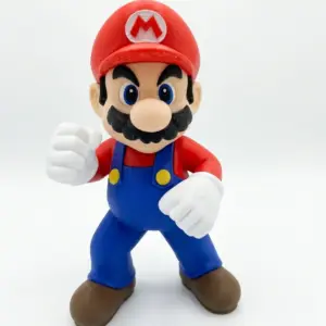 Statuetta Super Mario in PLA stampato 3D in posa da combattimento, cappello rosso con M bianca, salopette blu, guanti bianchi e scarpe marroni