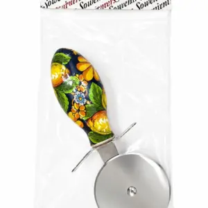 Taglia pizza con manico ovale blu navy decorato con agrumi arancioni, foglie verdi e fiorellini; lama circolare in acciaio inossidabile.