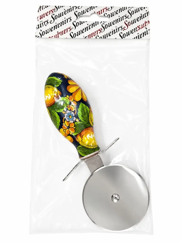 Taglia pizza con manico ovale blu navy decorato con agrumi arancioni, foglie verdi e fiorellini; lama circolare in acciaio inossidabile.
